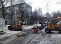 Петербургские коммунальщики провели мастер-класс по «подметанию» луж